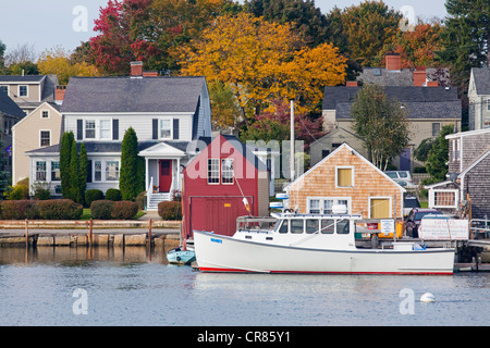 Stati Uniti, New England, New Hampshire, Portsmouth, casa e la barca da pesca Foto Stock