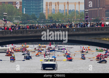 L'uomo powered barche partecipanti al diamante della regina fiume giubilare Pageant, Thames di Fiume Foto Stock