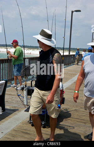 Il pescatore il traino pesca carrello Gulf Shores parco dello stato Alabama sport angling pier boardwalk Foto Stock