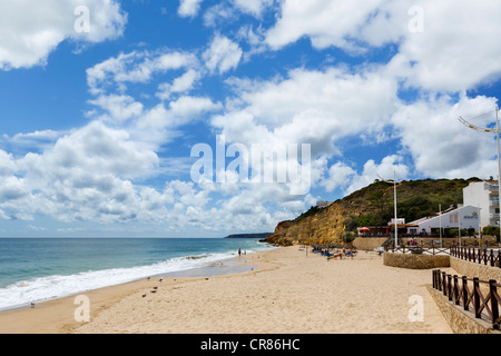 Spiaggia nel villaggio di pescatori di salpe sulla costa tra Sagres e Lagos, Algarve, PORTOGALLO Foto Stock