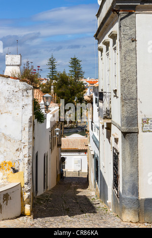 Strette strade in ciottoli della città vecchia, Tavira, Algarve, PORTOGALLO Foto Stock