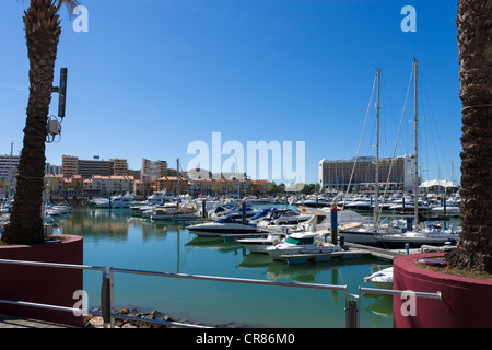 Yacht nella marina di Vilamoura, Algarve, PORTOGALLO Foto Stock