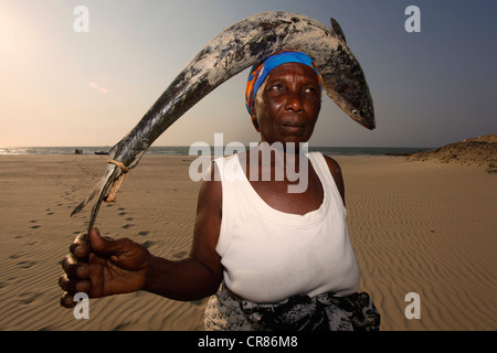 Fishwife presso il mare e trasporto di pesce sulla sua testa, Morondava, Madagascar, Africa, Oceano Indiano Foto Stock