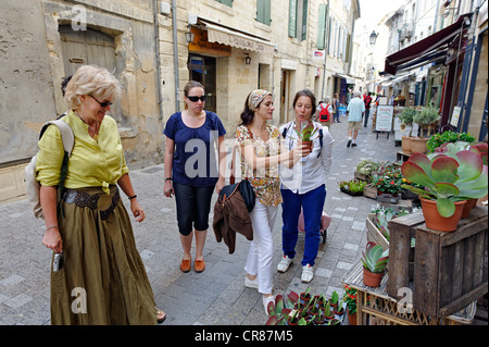 Francia, Gard, Uzes, elencato come città di arte e storia, shopping con gli amici nella zona pedonale del centro storico Foto Stock