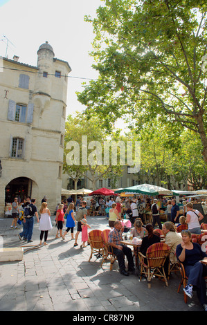 Francia Gard Uzes elencati come città d'arte storia mercato settimanale in Place aux Herbes circondato da case porticate caffè all'aperto Foto Stock