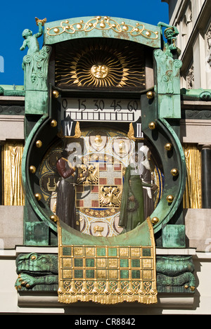 Austria, Vienna, centro storico Patrimonio Mondiale UNESCO, Ankeruhr, Anker orologio, costruito tra il 1911 e il 1917 su progetto di Arte Foto Stock