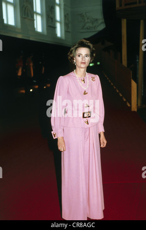 Thurn und Taxis, Gloria Princess von, (nee von Schönburg - Glauchau), * 23.2.1960, full length, all'apertura della mostra '500 anni di post - Thurn und Taxis', castello di Emmeram, Regensburg, 27,5.1990, Foto Stock