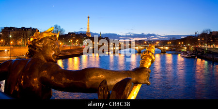 Francia, Parigi, le rive della Senna Patrimonio Mondiale UNESCO, statua della ninfa della Neva sul Pont Alexandre III Foto Stock