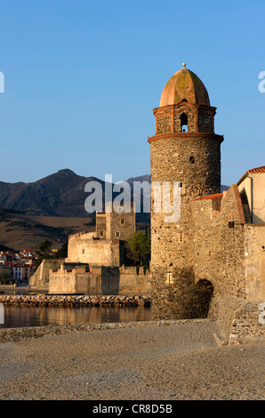 Francia, Pirenei orientali, Collioure, chiesa di Notre Dame des Anges, il castello reale datata XIII secolo Foto Stock