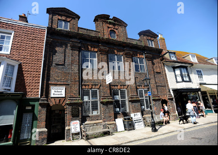 La vecchia scuola di grammatica in Rye High Street ora un record shop Foto Stock