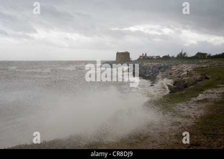 Tempesta onde infrangersi contro il rock armature le difese costiere East Lane, Bawdsey, Suffolk, Inghilterra Foto Stock