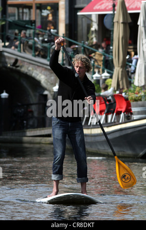 Stand up paddle Boarding / Stand up paddling nei canali di Amsterdam Paesi Bassi.Stand up paddleboard (SUP) o Stand up paddle surf. Foto Stock