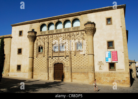 Spagna Andalusia provincia di Jaén Baeza città elencati come patrimonio mondiale dall' UNESCO Piazza Santa Cruz Palazzo Jabalquinto palace Foto Stock