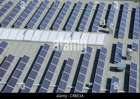 Pannello solare sul tetto, montato sul tetto del sistema fotovoltaico Foto Stock