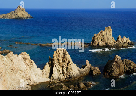 Spagna, Andalusia, provincia di Almeria, Cabo de Gata-Níjar Parco Naturale, il reef di Las Sirenas visto dal faro di Foto Stock