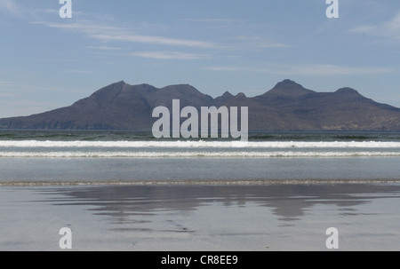 Isola di Rum visto dalla baia di Laig Isola di Eigg Scozia Maggio 2012 Foto Stock