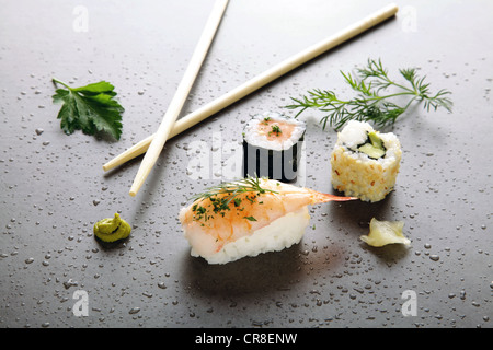 Un assortimento di sushi con zenzero e wasabi su di una superficie di pietra Foto Stock