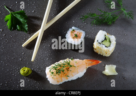 Un assortimento di sushi con zenzero e wasabi su di una superficie di pietra Foto Stock