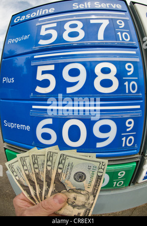 Mano che tiene le fatture del dollaro a stazione di gas nel Parco Nazionale della Valle della Morte, CALIFORNIA, STATI UNITI D'AMERICA Foto Stock