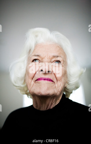 Ritratto di donna senior guardando in alto, studio shot Foto Stock