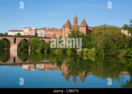 Francia, Tarn et Garonne, Montauban, il Pont Vieux sul fiume Tarn e l'Ingres Museo in background Foto Stock