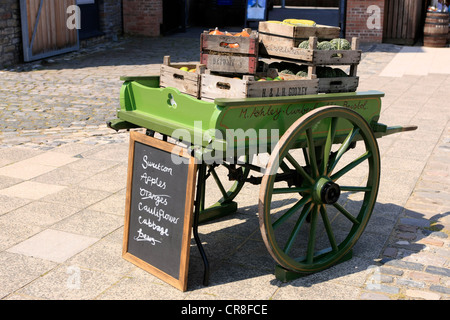 Tradizionali mano carrello caricato con frutta fresca in Bristol Foto Stock