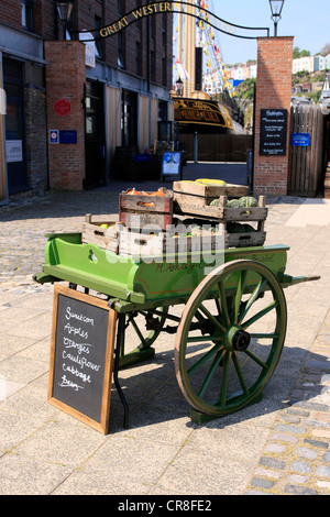 Tradizionali mano carrello caricato con frutta fresca in Bristol Foto Stock