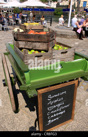 Tradizionali mano carrello caricato con frutta fresca in Bristol Foto Stock