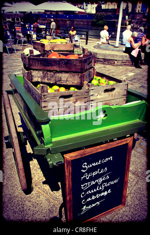 Tradizionali mano carrello caricato con frutta fresca in Bristol Foto Stock