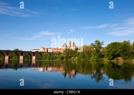 Francia, Tarn et Garonne, Montauban, il Pont Vieux sul fiume Tarn e l'Ingres Museo in background Foto Stock
