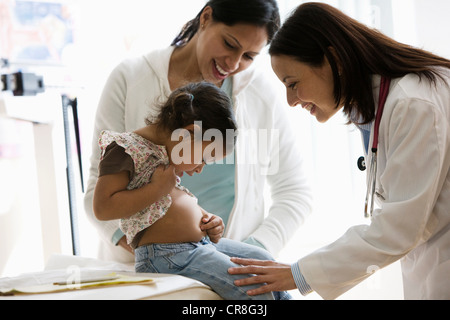 Medico esaminato giovane ragazza in ufficio Foto Stock