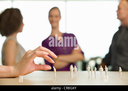 Architetto della mano modello di toccare le figure sulla scrivania Foto Stock