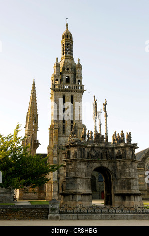 Francia, Finisterre, Pleyben, sagrato, il Calvario e la chiesa Foto Stock