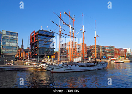 Appartamenti moderni e lussuosi, edifici per uffici, navi storiche Magellan-Terrassen terrazze e nave tradizionale porto, Sandtorkai Foto Stock