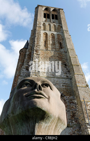 La scultura, Blik van Licht, cercare di luce, da Charles Delporte davanti di Onze-Lieve-Vrouwkerk, la Chiesa di Nostra Signora, Damme Foto Stock