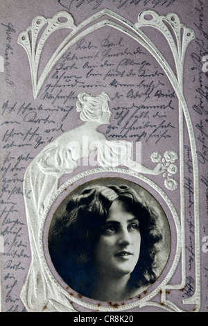 Cartolina storica con il ritratto di una donna e art nouveau di ornamenti, la scrittura di script Suetterlin, intorno al 1900 Foto Stock