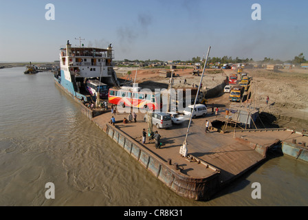 Asia del Sud , Bangladesh , nave traghetto al fiume Gange che è chiamato Padma in Bangladesh Foto Stock