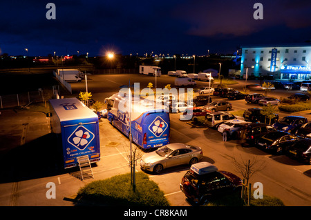 Un hotel francese parcheggio auto a notte. Foto Stock