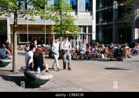 La gente seduta al cafe tavoli fuori Cafe Rouge a Sheffield Foto Stock