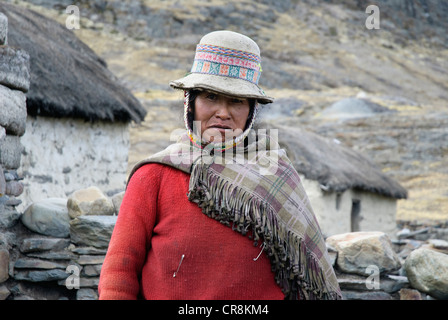 Donna indiana nella Cordillera di Apolobamba Foto Stock