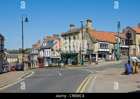 Negozi il centro della città si trova in Spring Market Place Pickering Town Center North Yorkshire Inghilterra Regno Unito Gran Bretagna Foto Stock