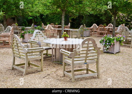 Vista dei posti a sedere all'aperto sulla terrazza di ghiaia di Littlecote Manor in Berkshire, Inghilterra, Regno Unito Foto Stock