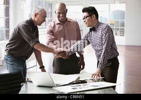 Uomini d'affari si stringono la mano in ufficio Foto Stock