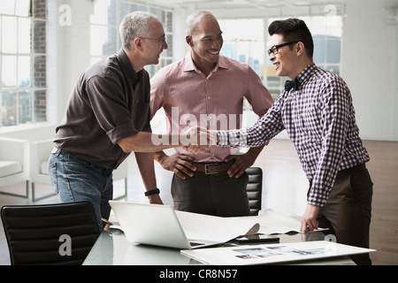 Uomini d'affari si stringono la mano in ufficio Foto Stock