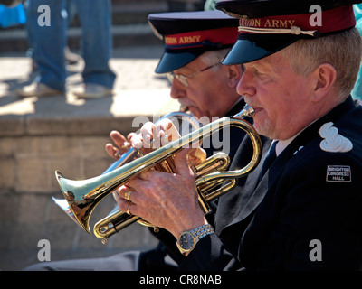Due membri dell'Esercito della Salvezza giocare le loro trombe su una soleggiata Domenica mattina Foto Stock