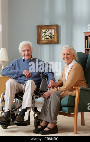 Coppia senior, uomo in carrozzella, ritratto Foto Stock