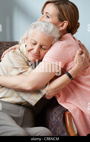 La figlia e la madre senior abbracciando Foto Stock