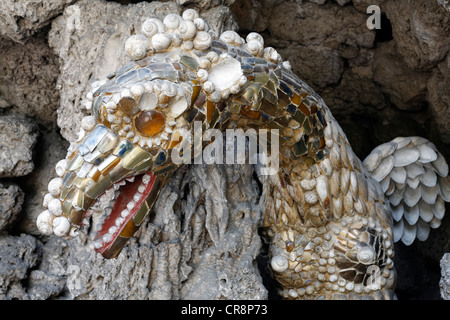Testa di drago, realizzata dalle conchiglie e lumache, decorazioni in grotta, Rococo Gardens, Schloss Veitshoechheim Castle Foto Stock