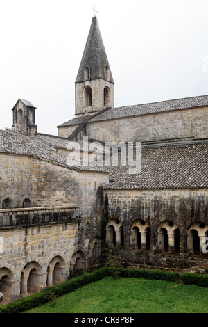 Le Thoronet Abbey, chiostro romanico, ex-monastero Cistercense, Regione Provence-Alpes-Côte d'Azur, in Francia, in Europa Foto Stock