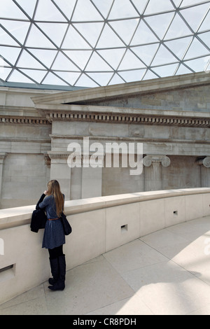 I giovani visitatori in attesa della grande corte con un moderno dome, il British Museum di Londra, Inghilterra, Regno Unito, Europa Foto Stock